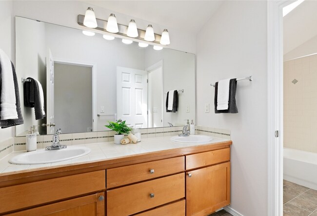 Building Photo - Wonderful 3 bed Townhome w/garage in Northgate! AVAILABLE 10/7/2026!