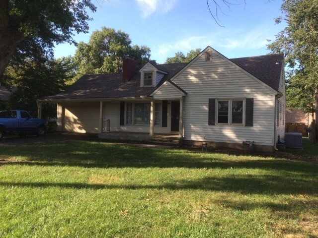 Primary Photo - Beautiful home in Westboro! 2car attached ...