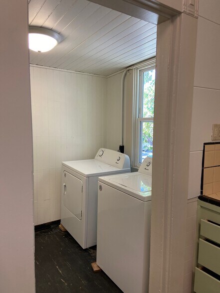 Laundry Room - view2 - 2104 Castro St