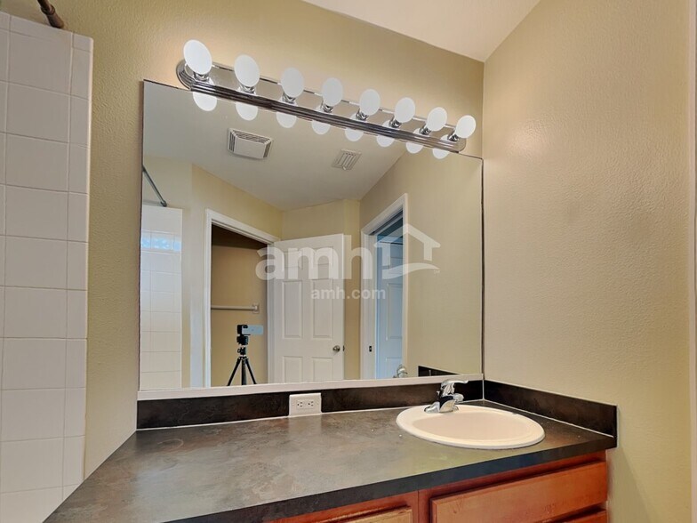 Building Photo - 28721 Seashell Ct