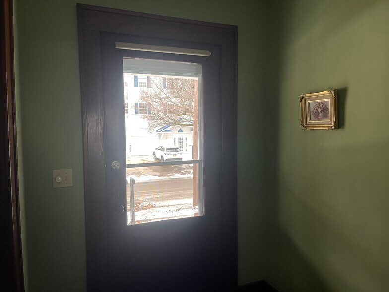 Building Photo - 719 W 2nd St