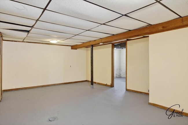 Building Photo - $1350 3 bedrooms