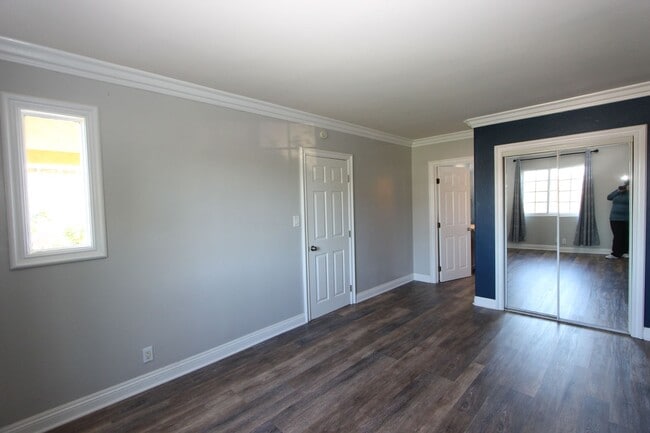 Building Photo - Beautiful 2 bedroom 1.5 bathroom available for rent now