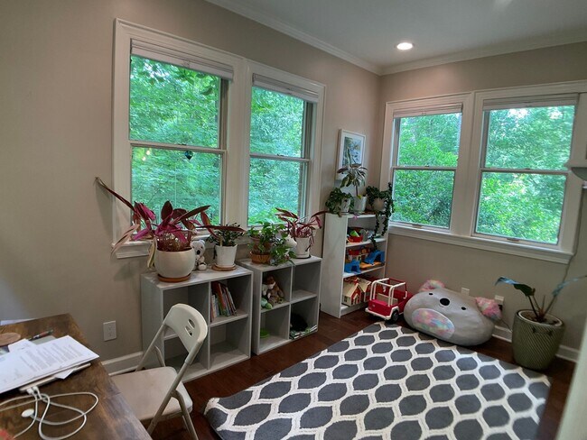 Building Photo - Executive Home in The Heart of Chapel Hill!