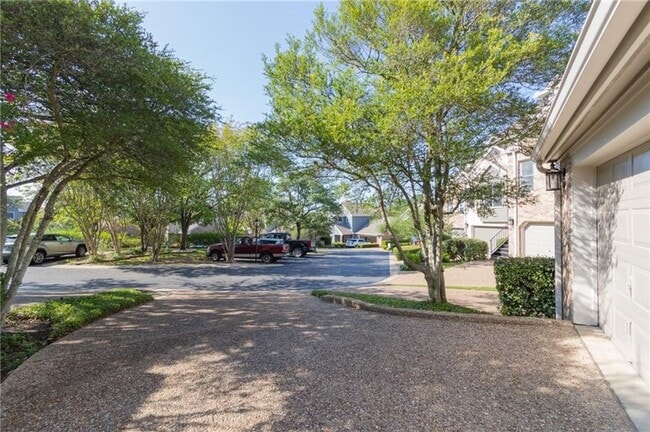 Building Photo - West Austin 3x3 Cozy Home!