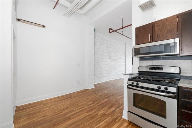 Building Photo - 52 Webster Ave