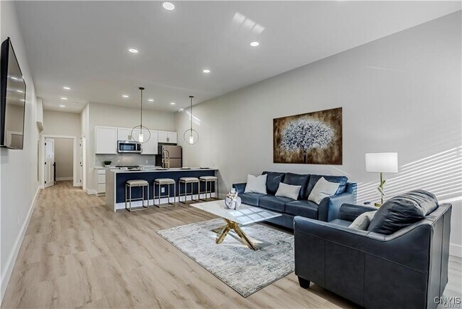 Building Photo - 1104 Main St