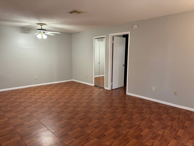 Building Photo - Spacious 3 bedroom, 2 bathrooms multiplex unit.