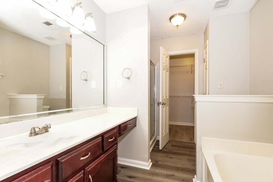 Building Photo - 8445 Clubview Dr