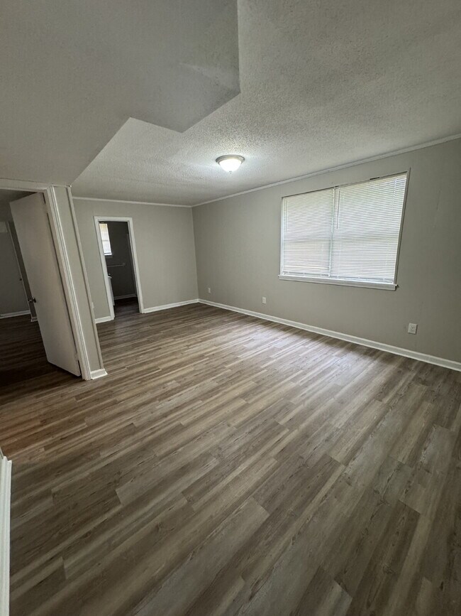 Building Photo - Charming 3-Bedroom, 2-Bath Home with 1,632...