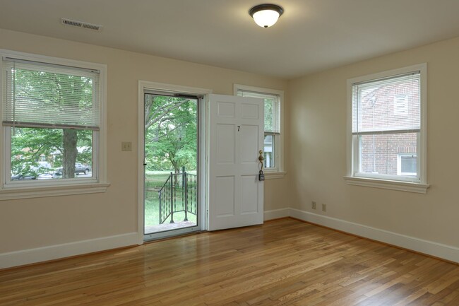 Building Photo - Charming Irving Park Duplex updated 2 bedr...