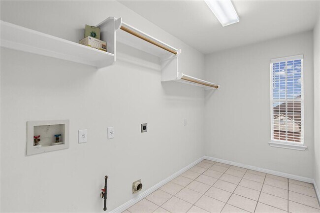 Building Photo - 10700 Pointe View Dr