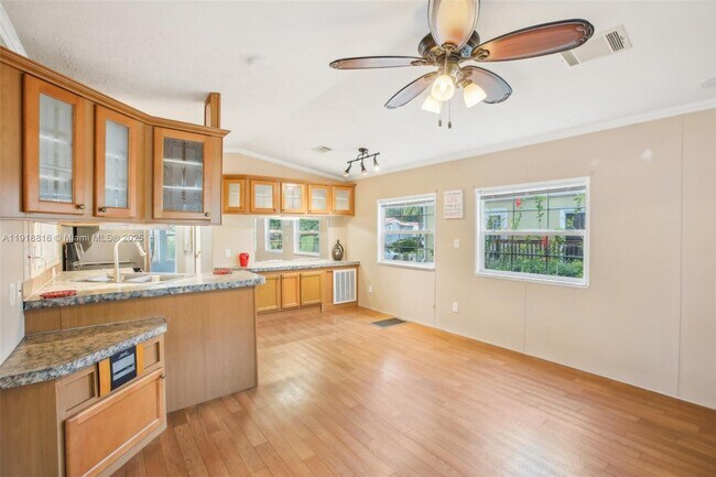 Building Photo - 6621 La Mesa Rd