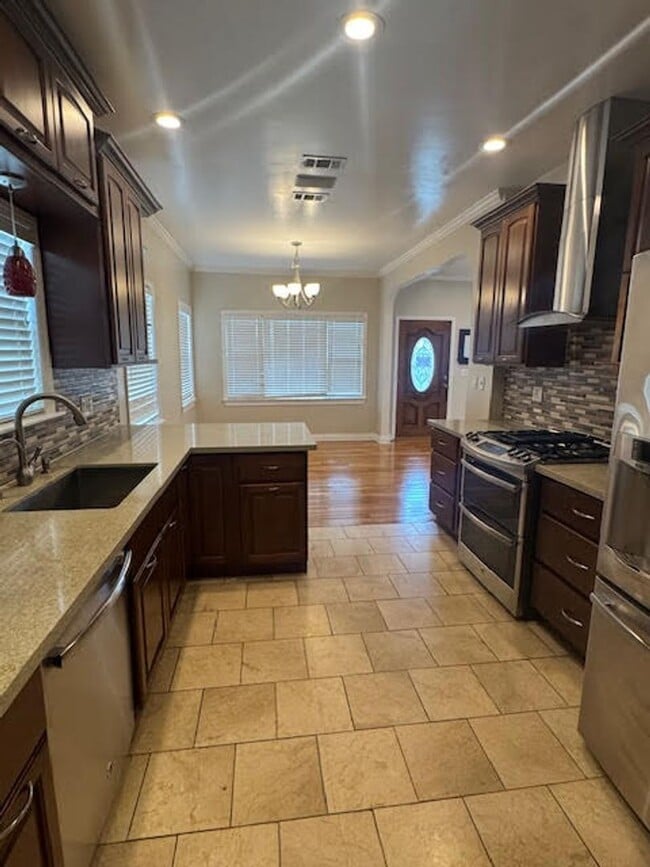 Building Photo - Modern 3 Bed, 2 Bath home