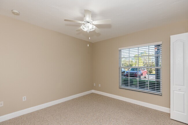 Building Photo - UPDATED GROUND FLOOR CONDO CLOSE TO 1-75