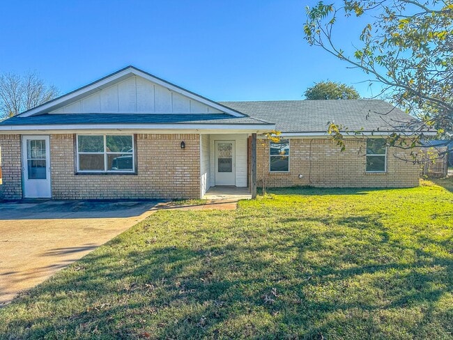 Building Photo - 3 Bedroom House in Hewitt - Midway ISD