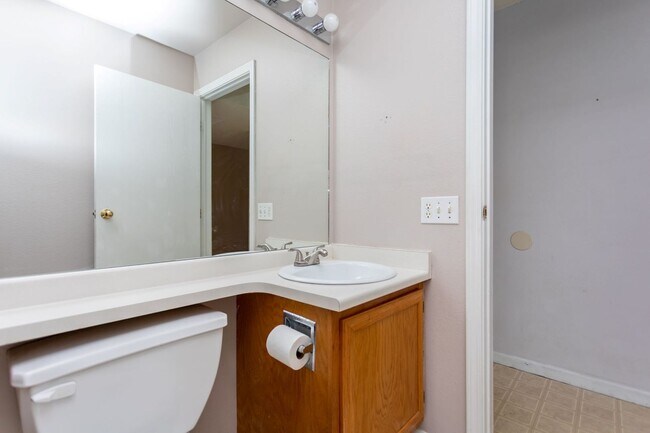 Building Photo - 1130 Pond Side Dr