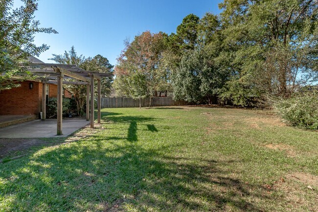 Building Photo - Beautiful 4 Bedroom, 2 Bath home with Large Yard