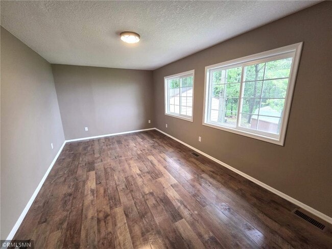 Building Photo - 3311 Interlachen Dr NE