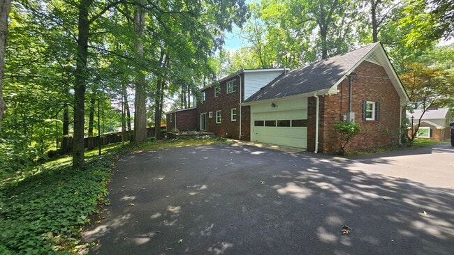 Building Photo - 4 Bed/2.5 Bath Brick Home - Kingsport TN