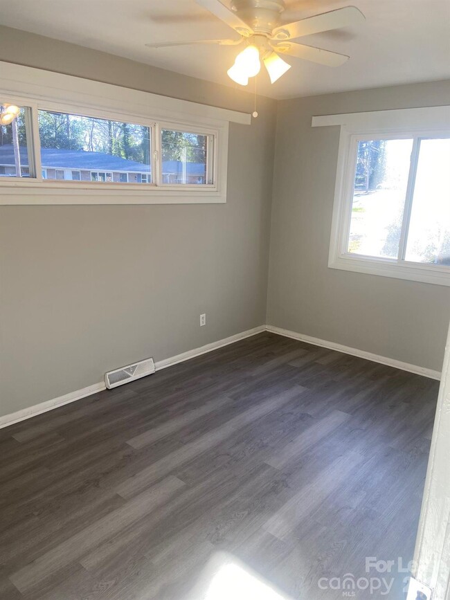 Building Photo - 526 Blendwood Dr