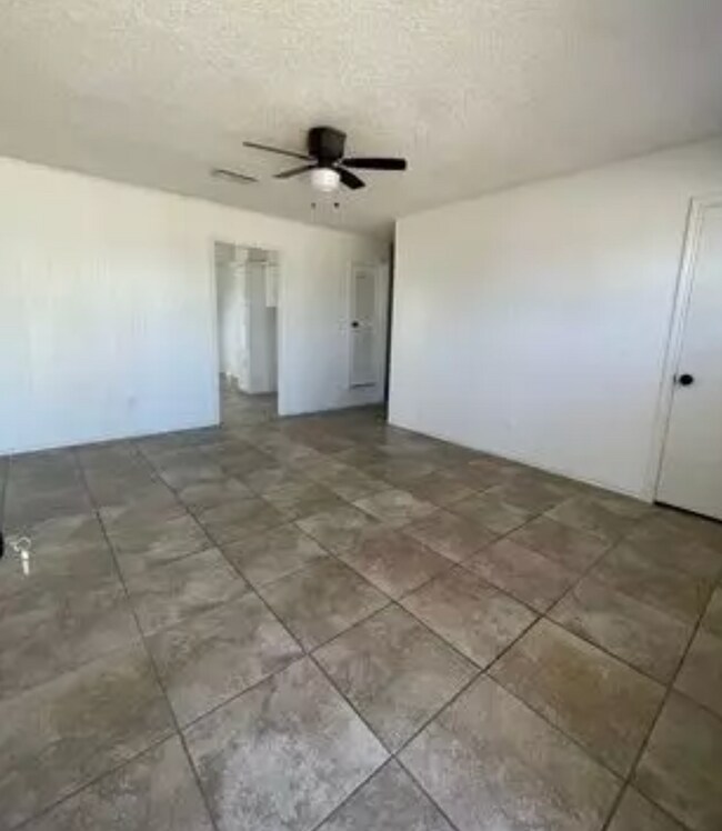 Building Photo - Centrally located 2BR/1BA | Updated | Water Included | $0 Application Fee | September Special