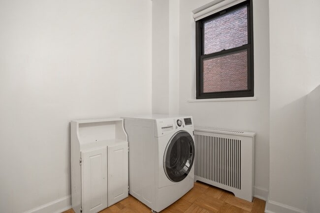 Building Photo - 30 E 37th St