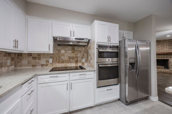 Building Photo - 4 Bedroom, 3 Bath Home Gorgeously Remodeled