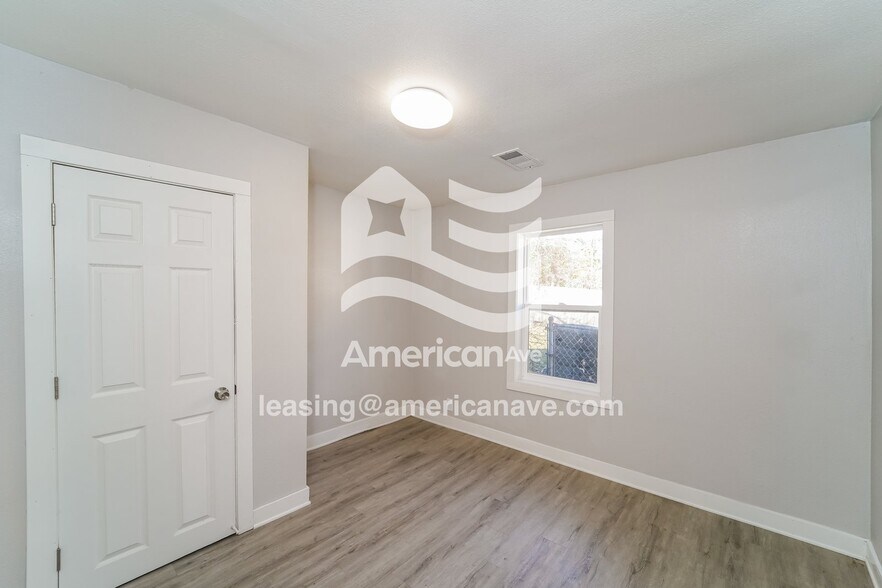 Building Photo - 2046 Russet St