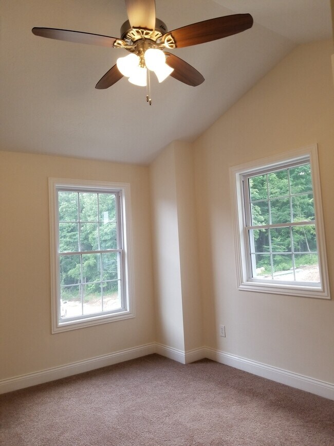 Building Photo - Beautiful and Modern 3 Bed 2.5 bath Home!