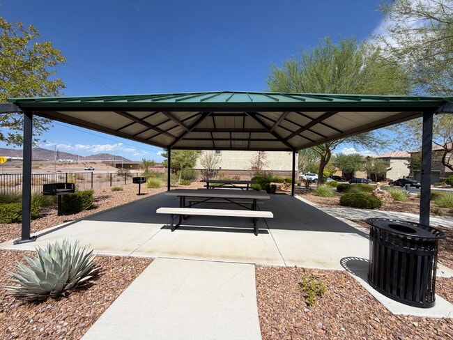 Building Photo - 4 BED 2.5 BATH 2 CAR GARAGE SINGLE FAMILY HOME W/ FULLY LANDSCAPED BACKYARD. THIS WAS FORMER MODE...