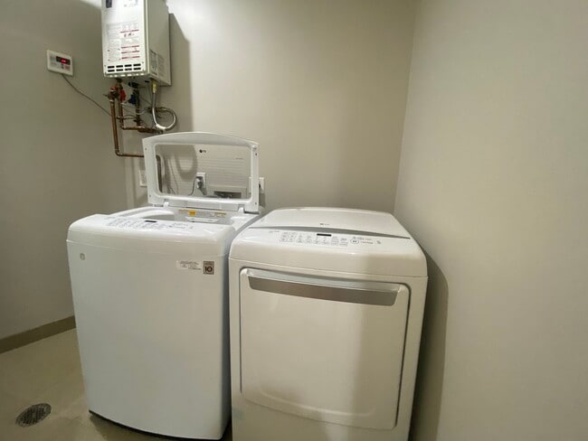 Building Photo - 2149 Carlmont Dr