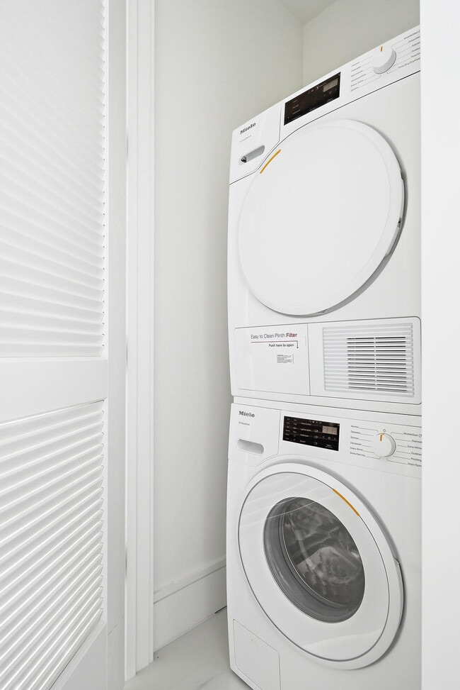 Building Photo - 220 Lake Shore Dr