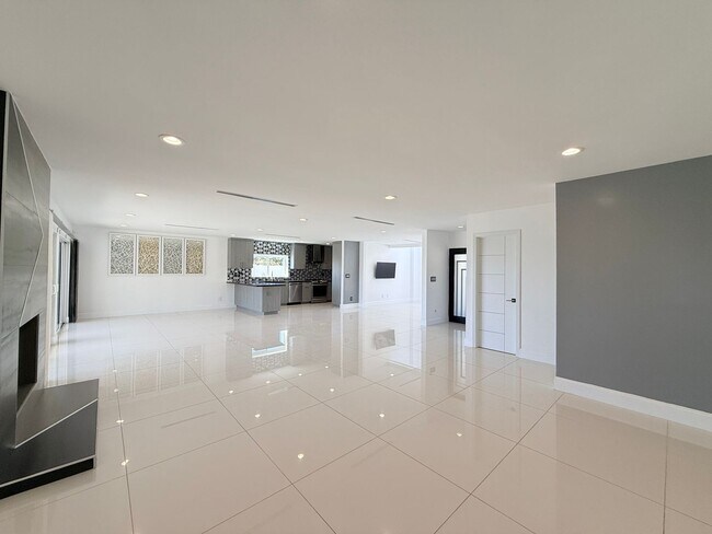 Building Photo - 9354 Glory Ave