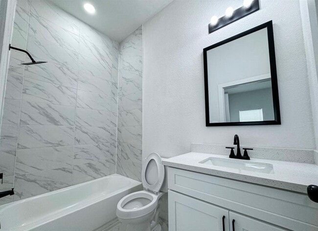 Building Photo - 328 Clearwater St