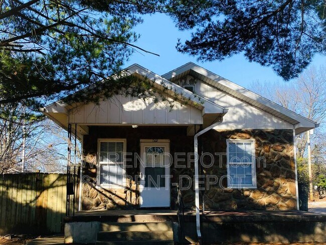 Primary Photo - 1501 Henning Ave