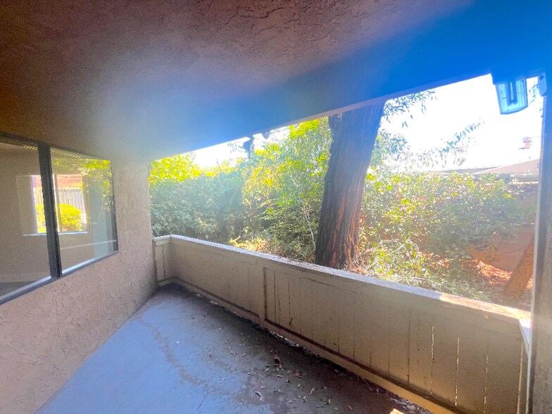 Building Photo - 390 N San Antonio Ave