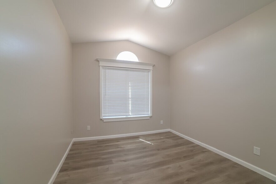 Building Photo - 1297 E Tradewind Dr