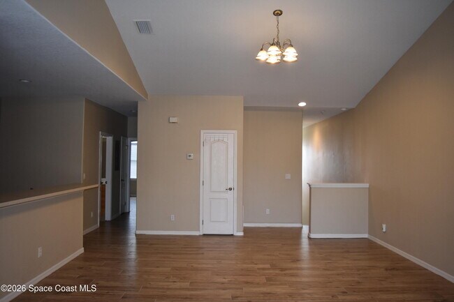Building Photo - 1040 Venetian Dr