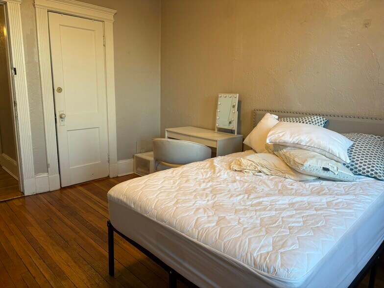 Building Photo - 1050 Commonwealth Ave