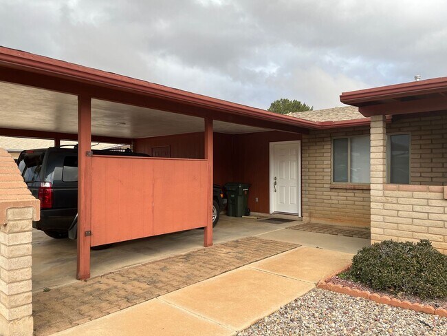 Building Photo - Large 4 bedroom with  yard