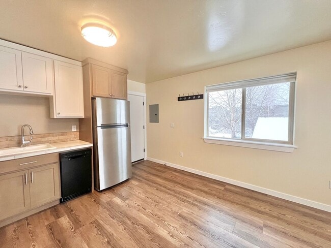 Building Photo - 1/1 Apartment in the heart of Sisters, OR!