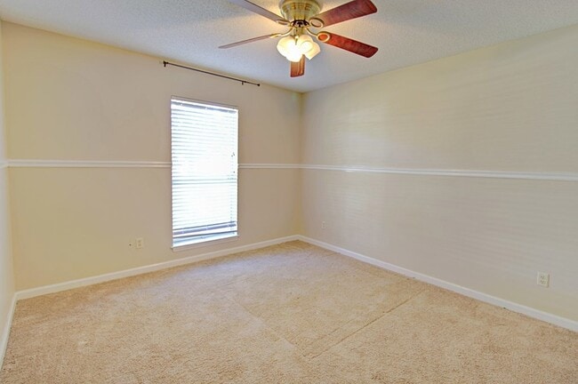 Building Photo - 809 Barrington Dr