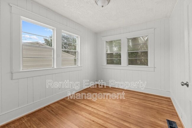 Building Photo - 617 7th St W