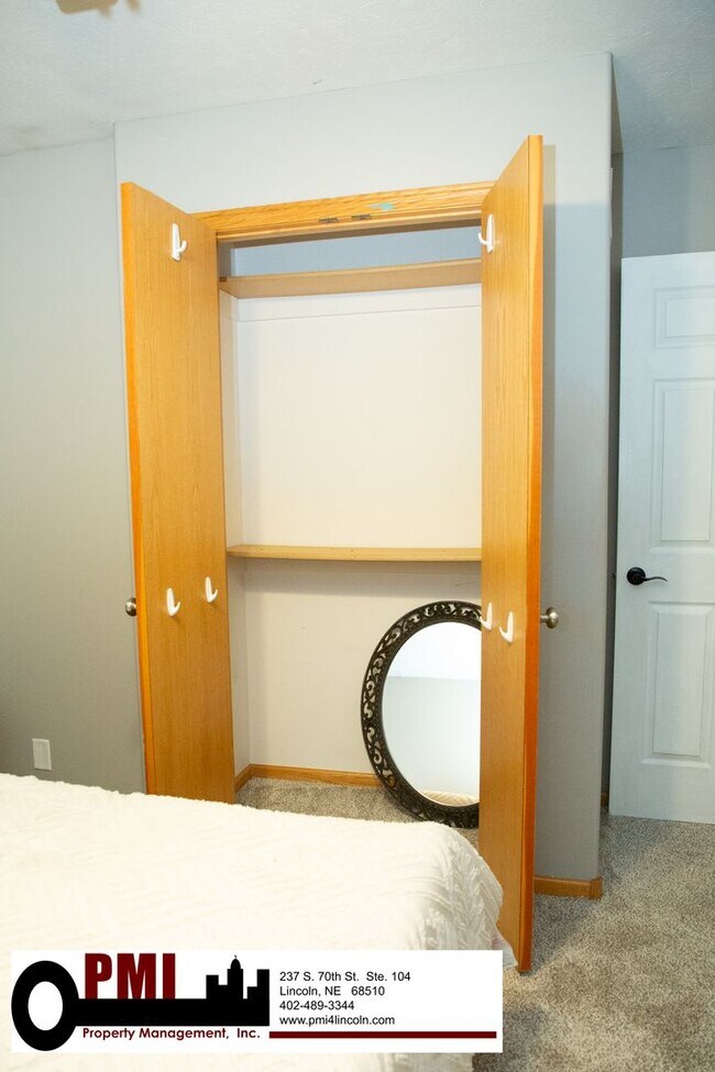 Building Photo - 4 Bedroom and 3 bathroom Fully Furnished