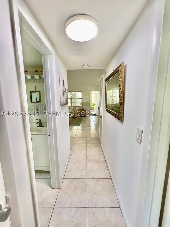 Building Photo - 501 Blue Heron Dr