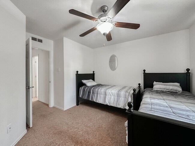 Building Photo - 3 Fairlee Ct