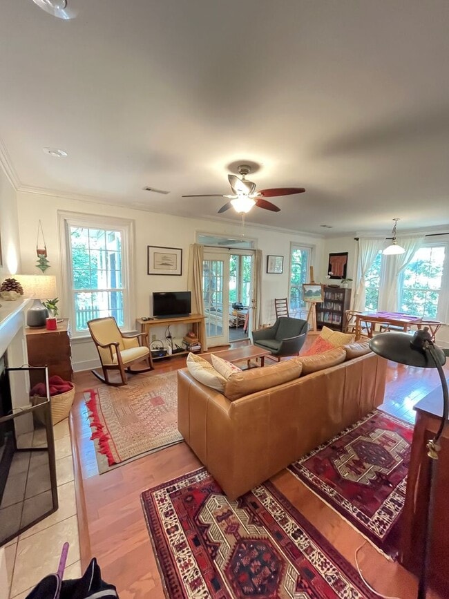 Building Photo - HISTORIC DOWNTOWN  3 bedroom 2.5 bath home