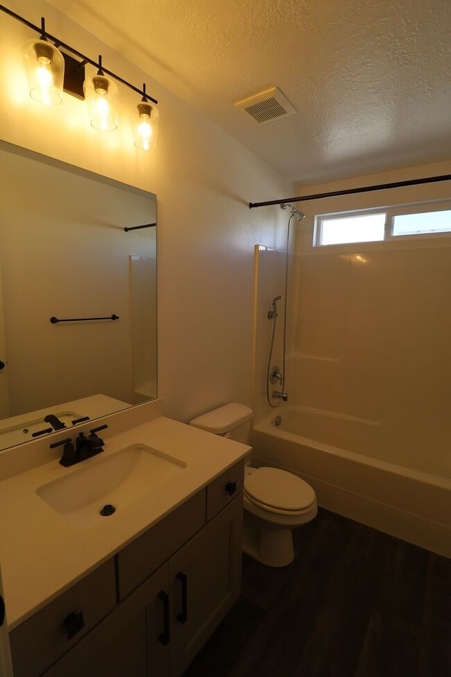 Building Photo - Upgraded Pet Friendly Lehi townhome