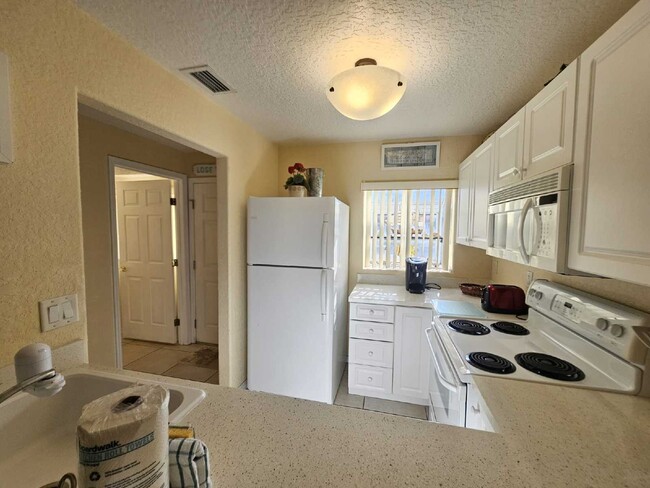 Building Photo - Charming Cape Canaveral Townhouse: 2 Bed, ...